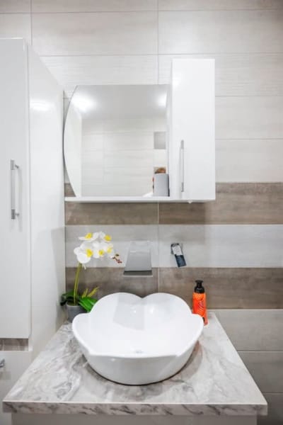 Feel Right at Home - Bright and Modern Apartment