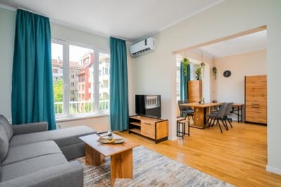 Spacious 2BD Near NDK with WorkSpace