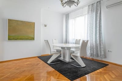 Vitosha Str 2BD White & Blue Apt