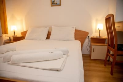 Convenient 2-Bedroom Flat next to Harmanite Beach