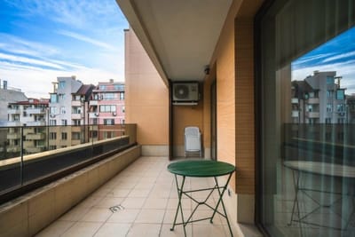 Modern and Central: 1BD Flat with Balcony