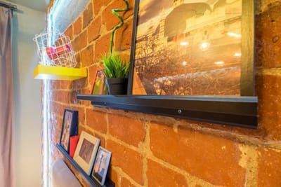 2 BDR & 2 BTHR Funky Apartment / Supreme Location