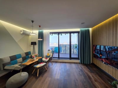 Luxury Apartment with Jacuzzi, River view & Underground Parking