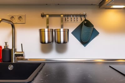 Bright Windowed Studio 10 mins to the City Centre