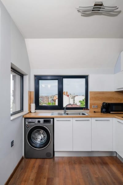 Feel at Home - Central 2BD Flat with Parking