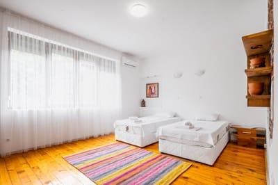 Sofia's Vintage Gem: Spacious 2BD Flat on Solunska