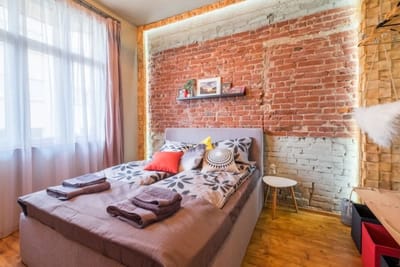 2 BDR & 2 BTHR Funky Apartment / Supreme Location