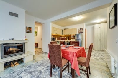 Bright and Spacious 2-BDR Apartment with Balcony