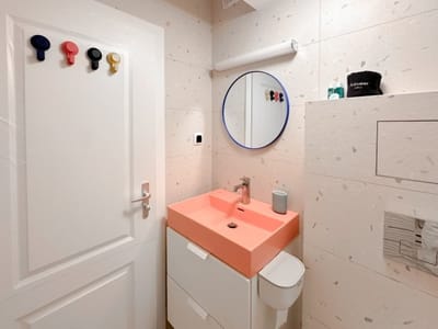 Scandinavian Charm - Central 1BD with Desk