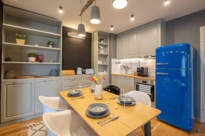 High-end Designer Aprt - AC & Lift & Balcony