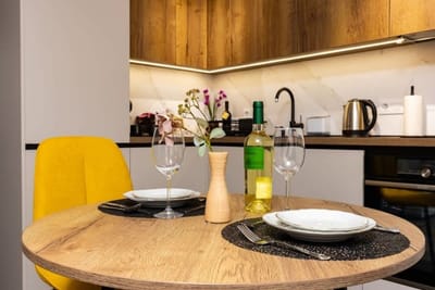 Stylish 1BD with Desk in Karshiaka