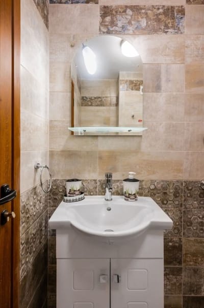 Nomad Haven: 1BD Flat with Balcony near the Center