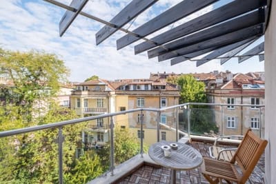 High-end Designer Aprt - AC & Lift & Balcony