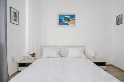 Central 1BD with Workspace & Subway Access