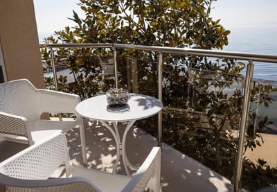 Seaside Bliss: Elegant 1BD with Stunning View