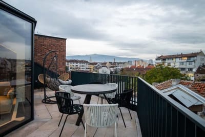 Exquisite Penthouse: Luxe Living with City Views