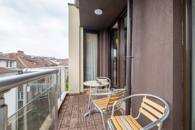 High-end Designer 2BR Aprt + Lift&Balconies