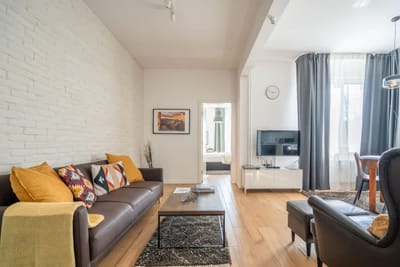 Elegant Getaway Near Iconic Eagles' Bridge