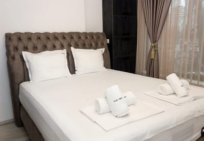 New Black & White Flat 5 Min Away From Sea Garden