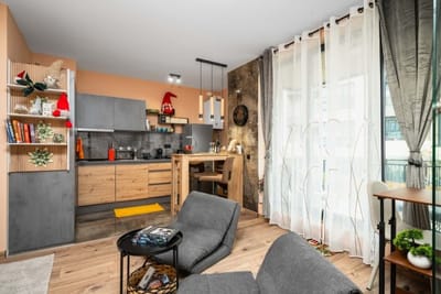 Warm & Stylish Retreat in a Quiet Area