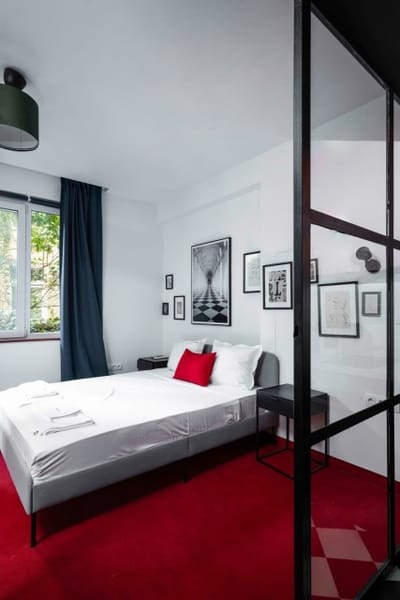 One Bedroom with Parking - Women's Market