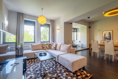 Modern yet Rustic Style City Centre Apt | 2BR/2BTH