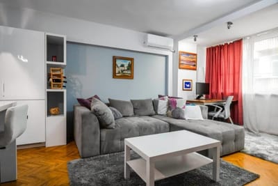 Bright & Central 1BD Flat - Dedicated Work Space