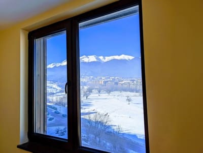 Stylish 2BD Apartment with Panoramic Mountain View